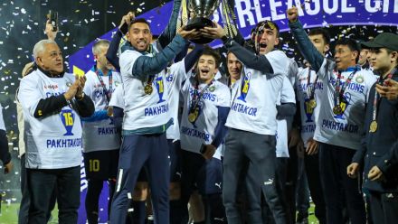 Pakhtakor lifts up Super League trophy