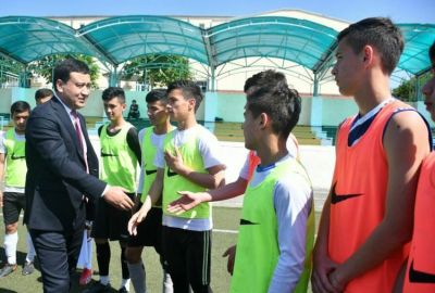 Умид Ахматджанов посетил детско-юношескую футбольную академию в Андижане